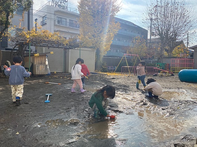 雨があがった園庭で