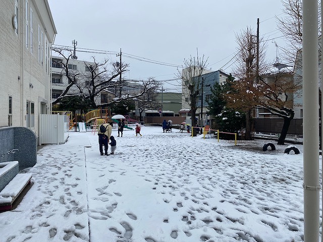 雪が積もった園庭で