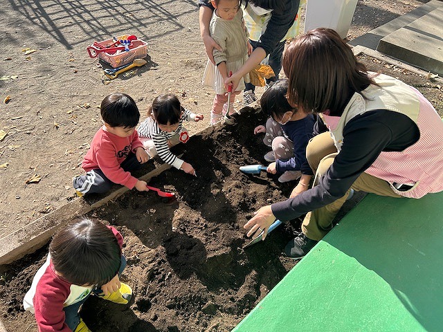 花壇の耕し（満三歳）